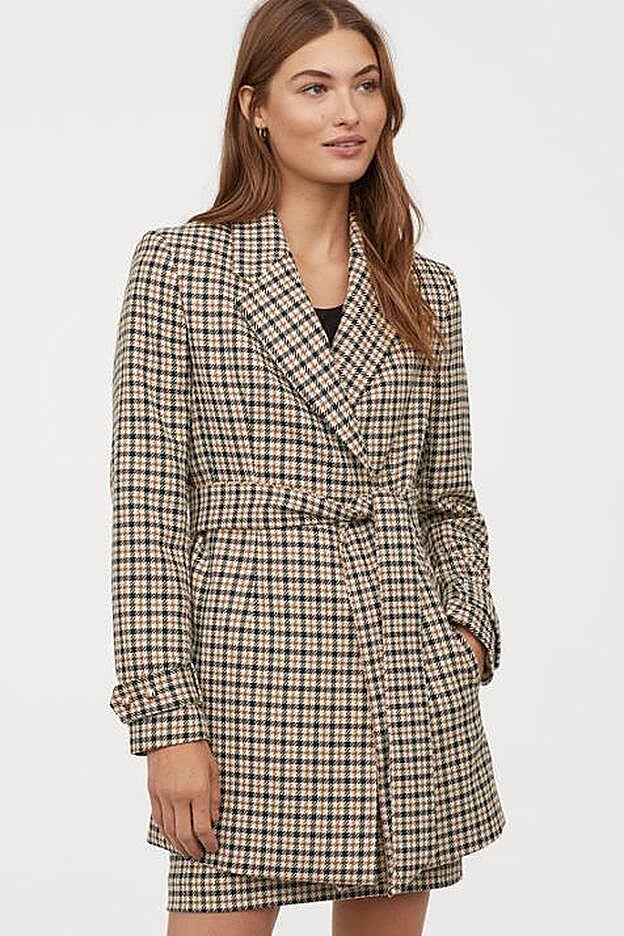 Una versión con cinturón de la americana de cuadros beis que Victoria Beckham incluyó en su colección de otoño/invierno 2019-2020.