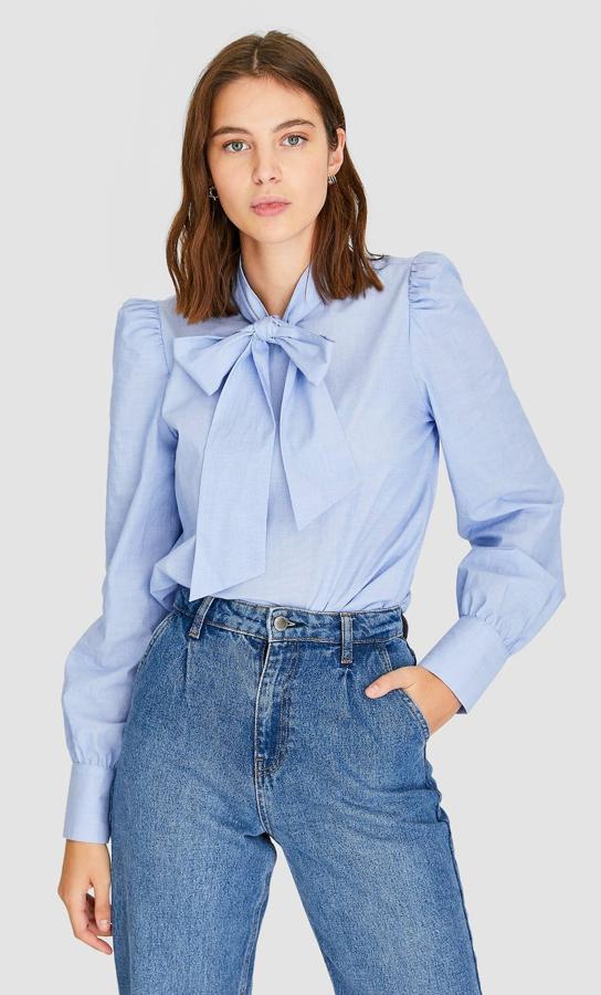 Preciosa blusa de Stradivarius (19,99 euros) con mangas con volumen gracias a un fruncido y lazada en el mismo tejido.
