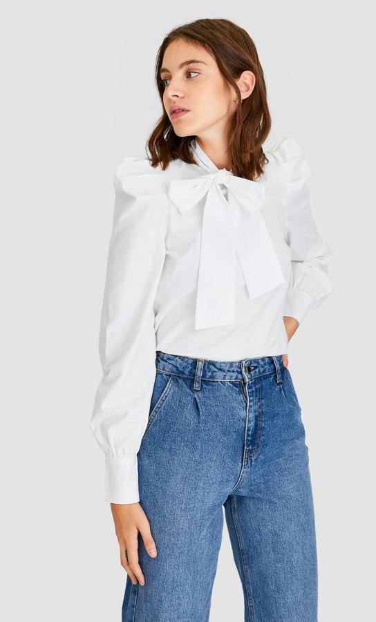 El mismo diseño de Stradivarius (19,99 euros) en color blanco. Queda fantástico con vaqueros.