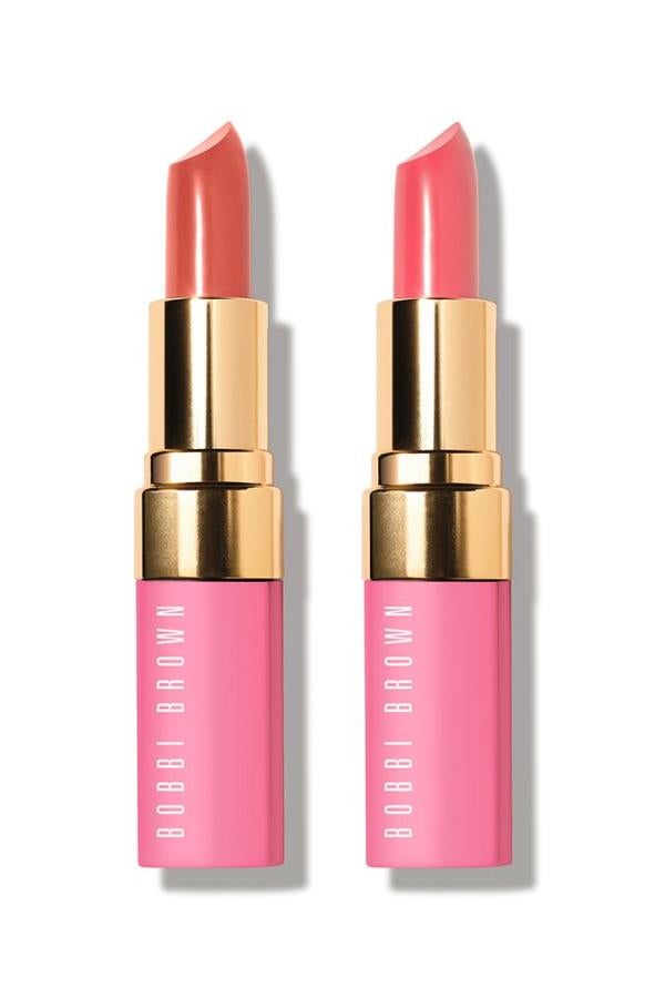 La firma de belleza ha creado dos labiales en tono rosa llamados 'Proud to Be Pink Lip Color Duo' con motivo de ayudar a la causa.