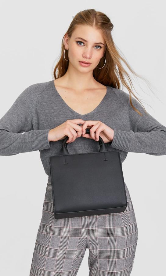 Si no te quieres complicar la vida, apuesta por un diseño sencillo como este de Stradivarius. Lo tienen en más colores (15,99 euros).