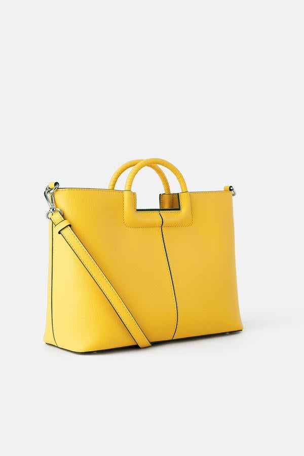 Si le quieres dar un poco de color a tus looks de otoño, este es tu bolso. Es de Zara (19,95 euros).