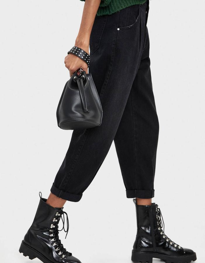 También bombonera, pero un poco más rockero, este es de Bershka (19, 99 euros). Será el mejor aliado de tus botas militares porque forman la pareja de accesorios perfecta.