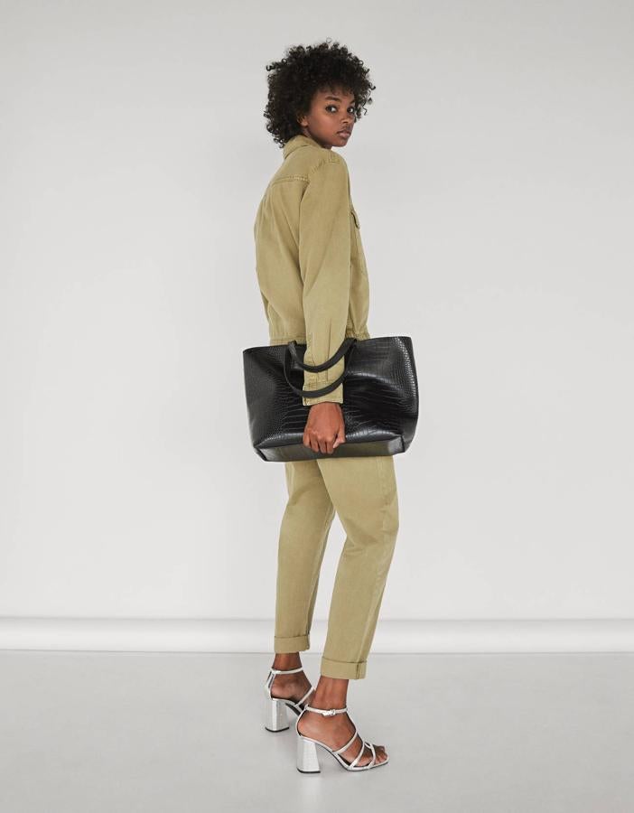 De Bershka, imitación piel troquelada y un tamaño shopping (19,99 euros).