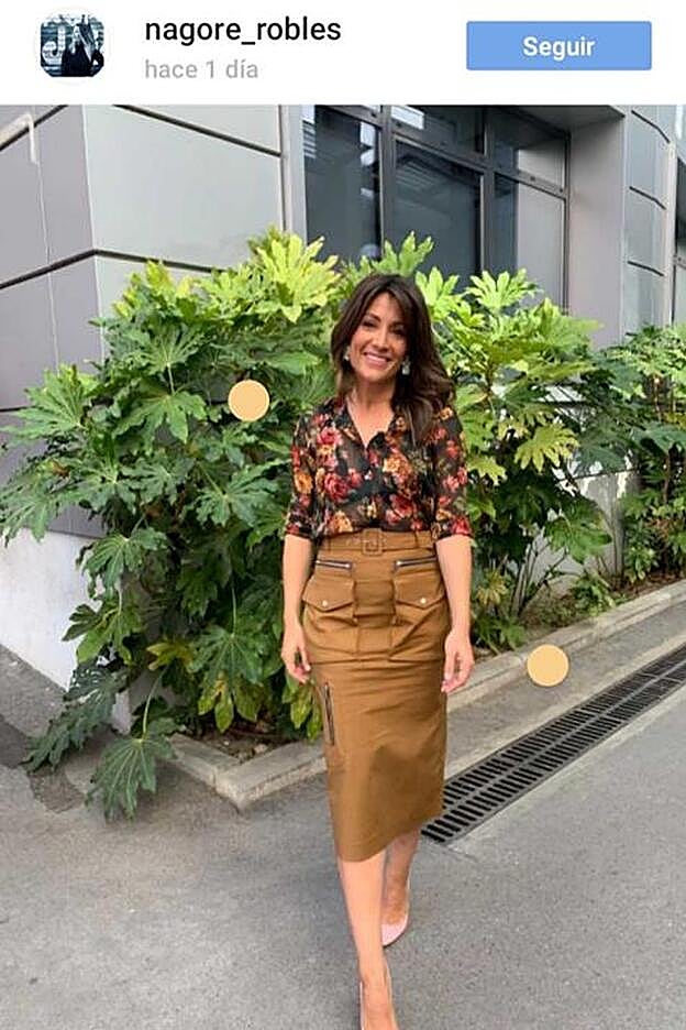 Nagore Robles ha lucido este conjunto de falda de tubo con blusa estampada de flores.
