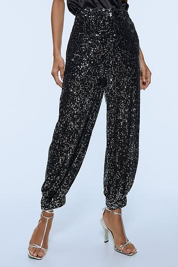 Rocío Osorno ha combinado el body negro con unos pantalones de Zara de lentejuelas.