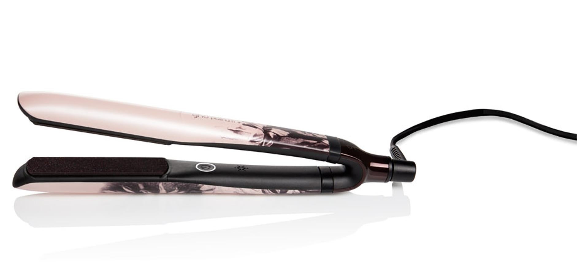 La firma ha llevado a cabo una plancha solidaria en colaboración con el tatuador David Allen, 'Gold Ink on Pink'.