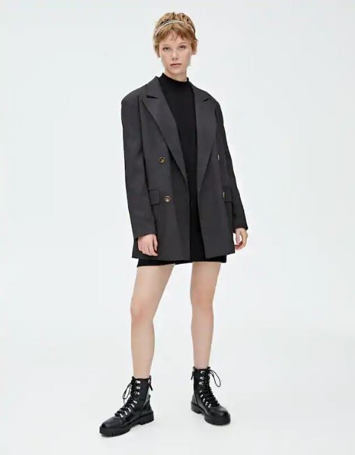 Nada como una blazer oversize para looks otoñales. Pegan con todo y  esta de Pull&Bear de cuatro botones  solo cuesta 29,99 euros.
