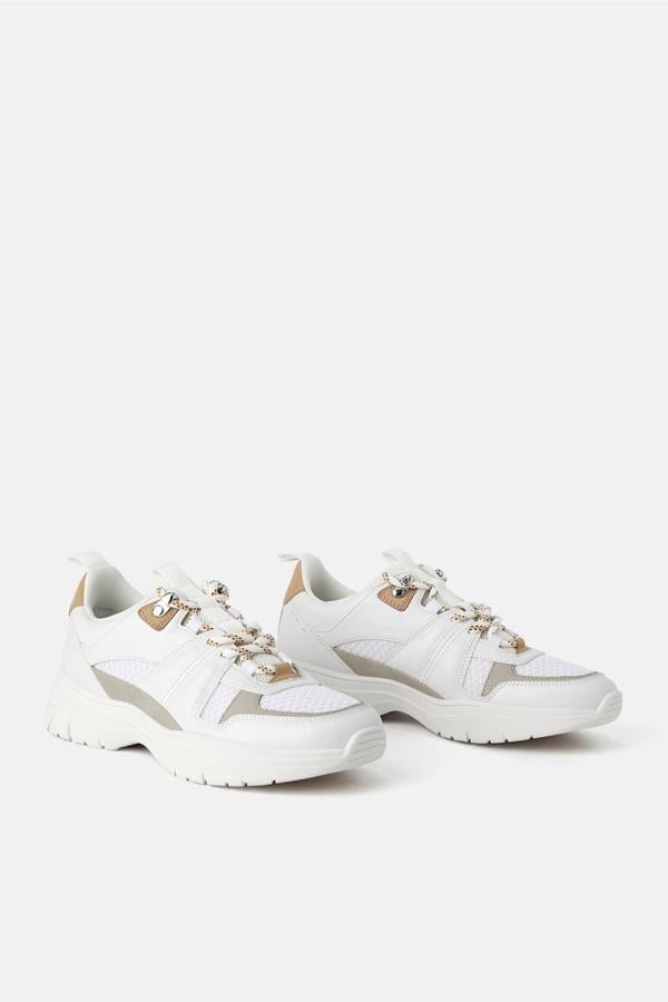 Este es uno de los modelos más básicos. Es blanco con detalles marrones, es de Zara y cuesta 25,99 euros.