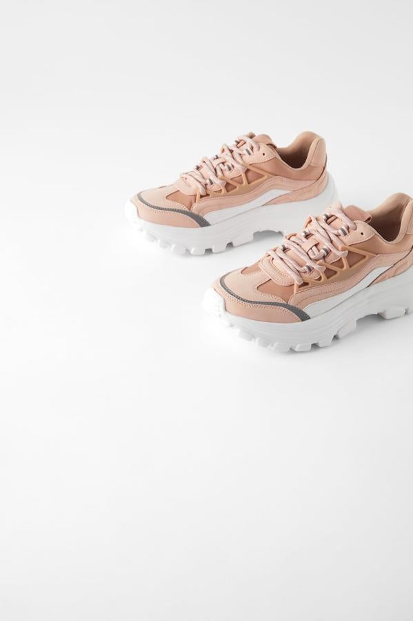 En Zara hay estas zapatillas chunky rosas por 25,99 euros.