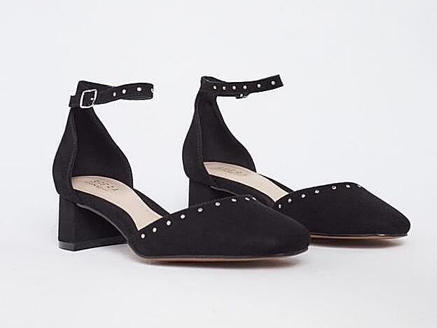 En Sfera hay un modelo de zapatos de tacón negros muy parecido al de Grace Villarreal.