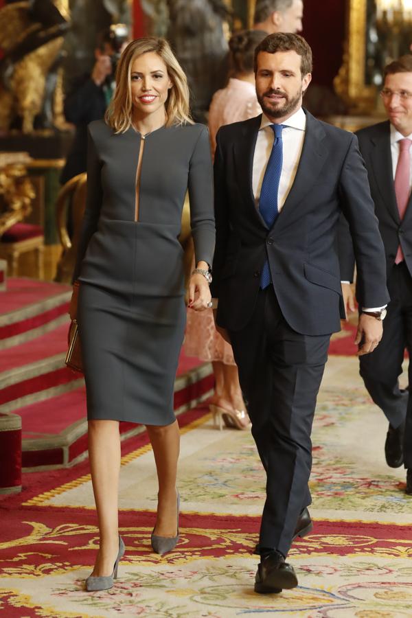 Isabel Torres, esposa de Pablo Casado, una de las invitadas más elegantes en el besamanos del Día de la Hispanidad con este vestido de inspiración minimal en gris humo de Color Nude.