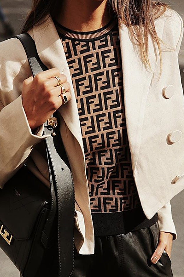 detalle de la americana corta en color blanco roto que lleva Sincerely Jules.