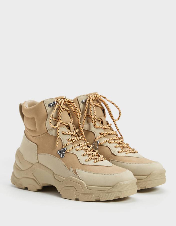 Botines tipo trekking con distintos tonos arena combinados y forro con print animal. Son de Bershka y cuestan 39,99 euros.