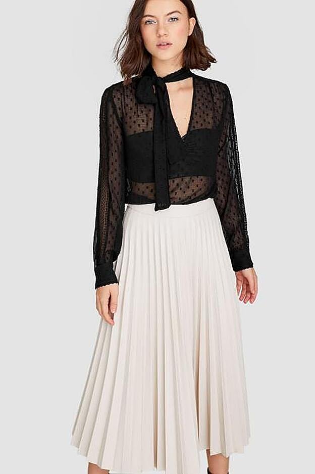 Falda midi plisada de efecto cuero, de Stradivarius (25,99 euros). Ya hay tallas agotadas.
