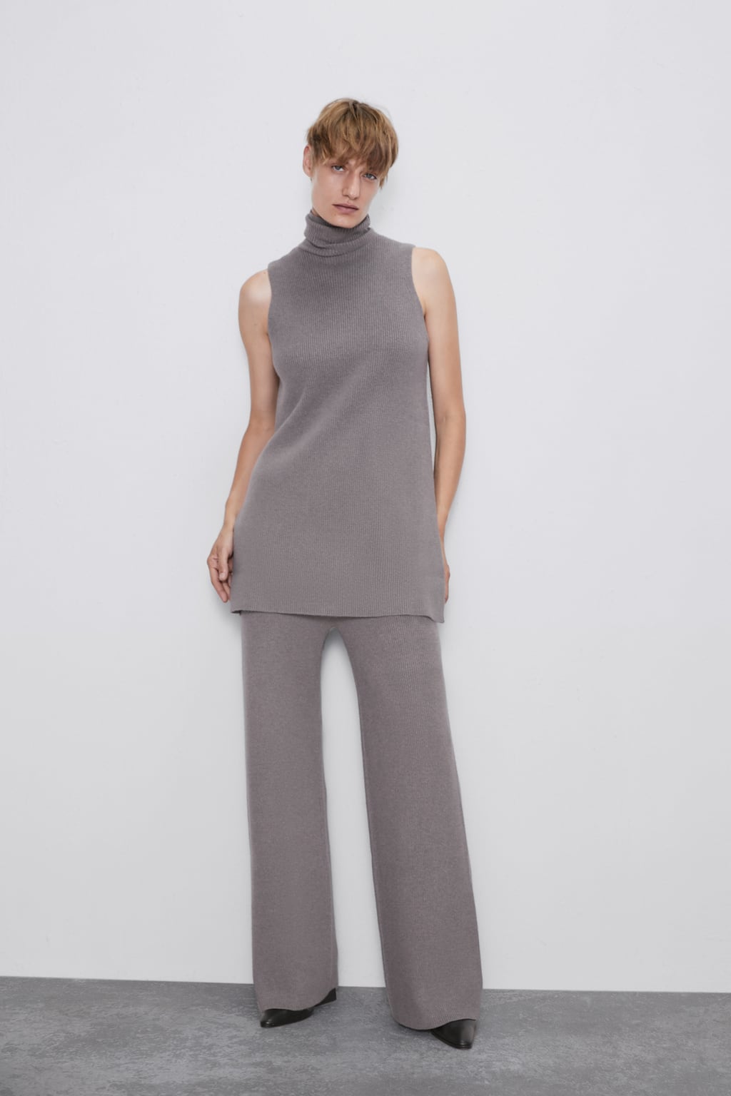 Pantalones de punto con pernera ancha de Zara. ¡Pura comodidad! (29,95 euros).