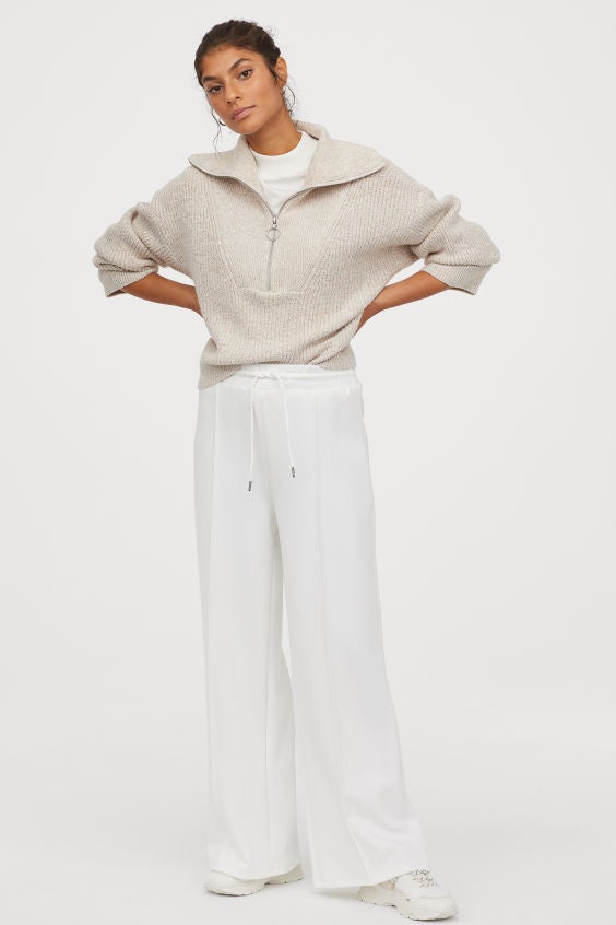 Nos encanta esta versión que combina la elegancia de un pantalón de pinzas con la comodidad de un pantalón fluido y ancho. ¡Compraza! (24,99 euros).