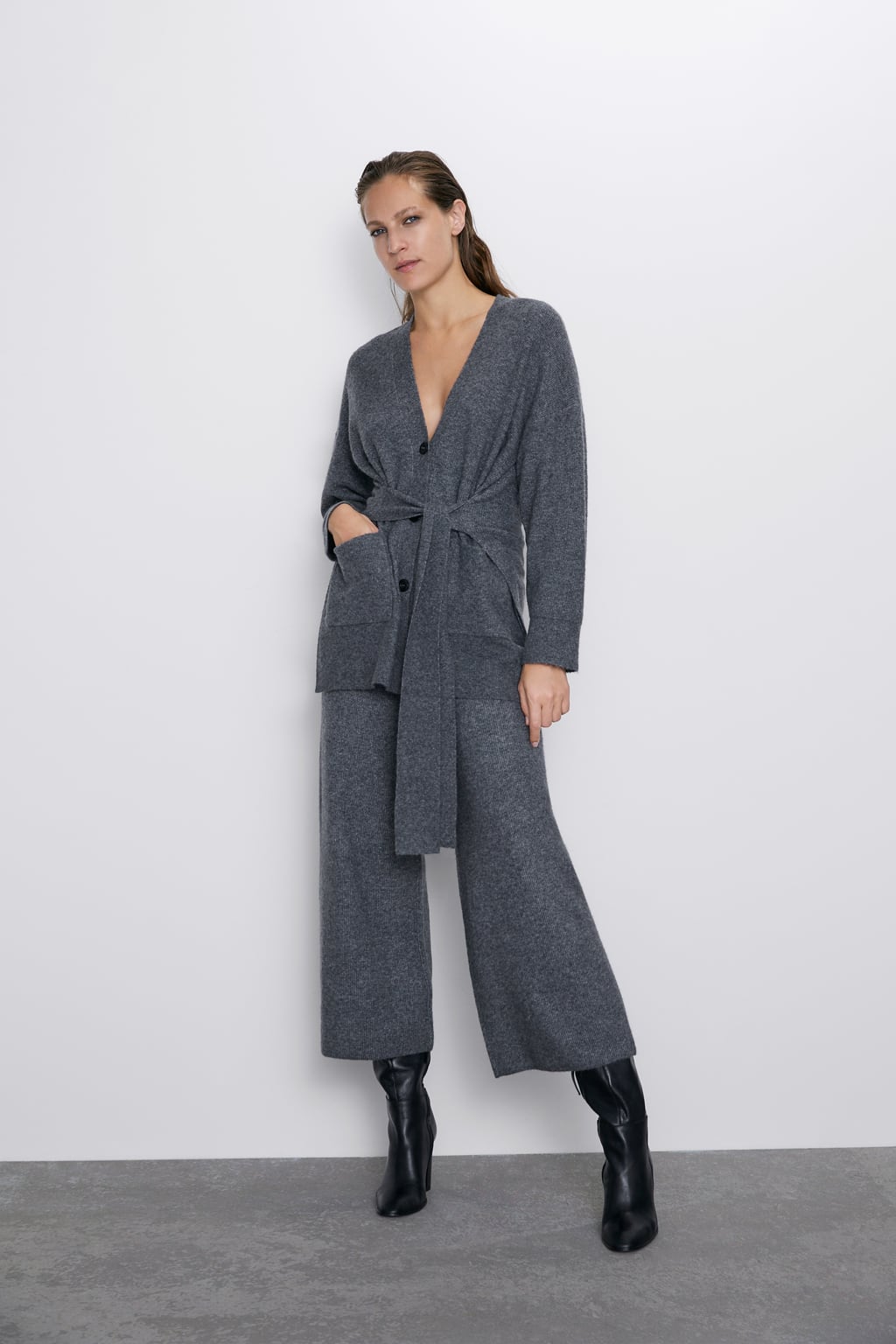 Amor a primera vista con este look de entretiempo. La combinación de pantalones de punto tipo culotte con botas XXL no nos puede parecer más acertada. (39,95 euros).