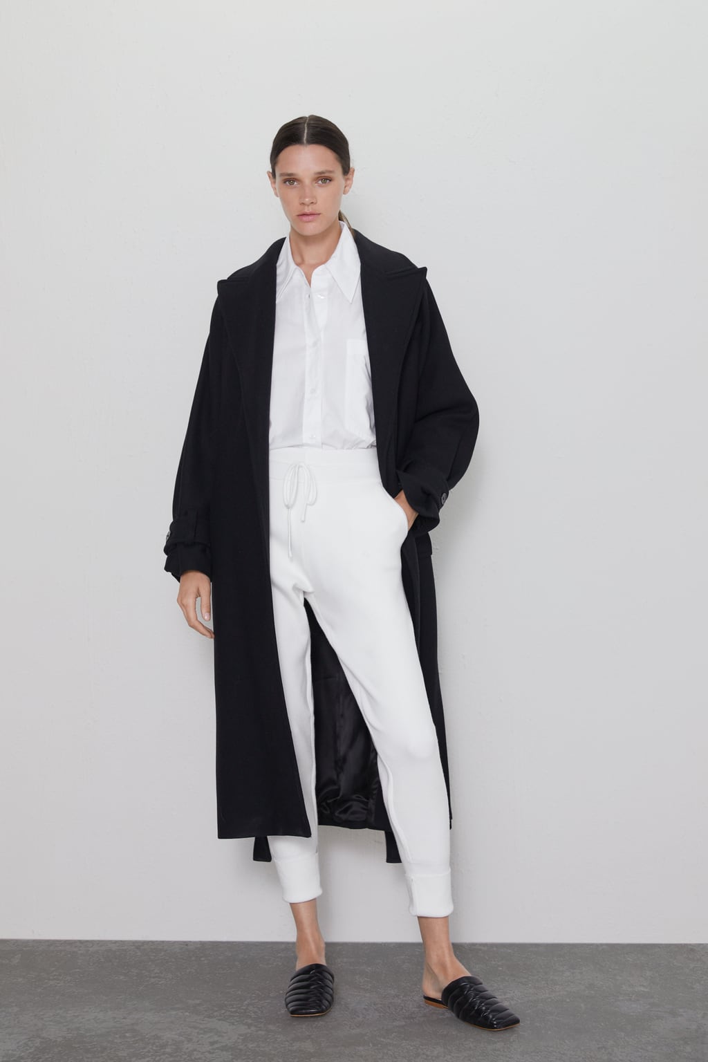 Parece que la versión jogging se ha reinventado y ya ni siquiera se resisten a un sofisticado look de oficina como este que propone Zara. ¡Toma nota! (25,95 euros).