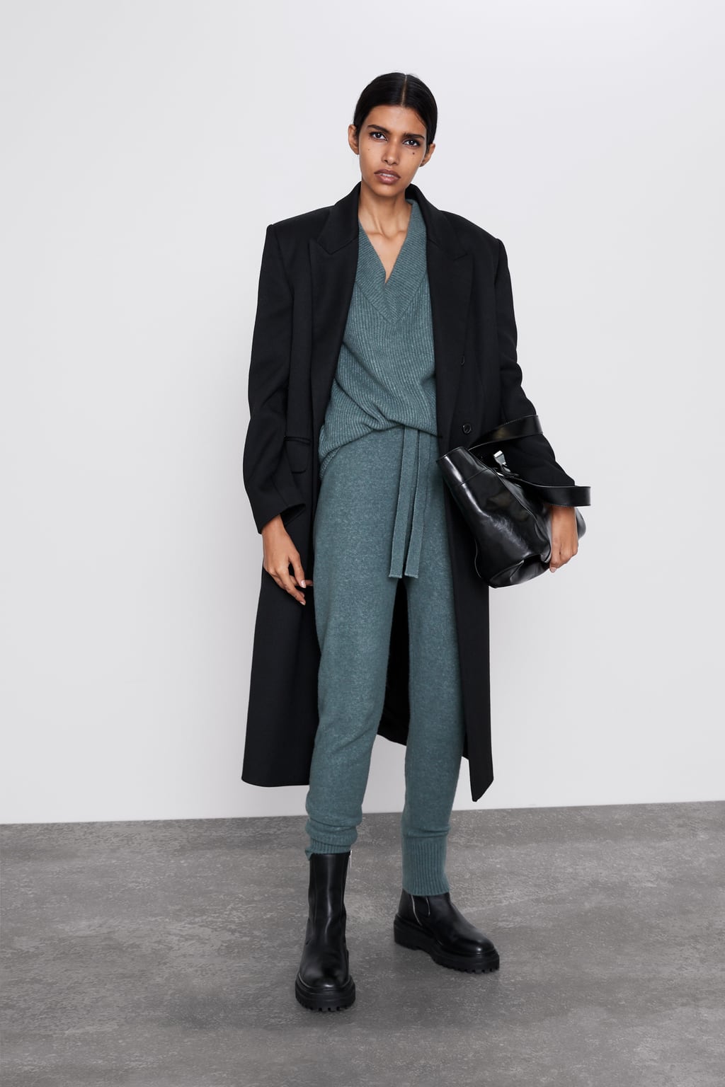 Pantalones joggins de Zara en tono verde. (25,95 euros).