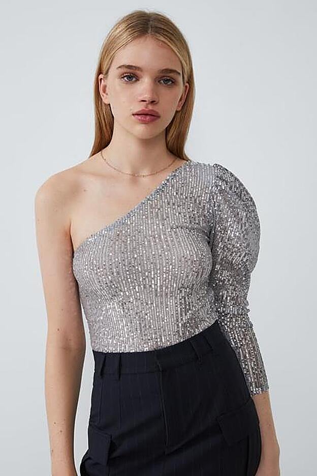 Este es el body de lentejuelas de Zara que ha llevado Marta Riumbau (22,95 euros).