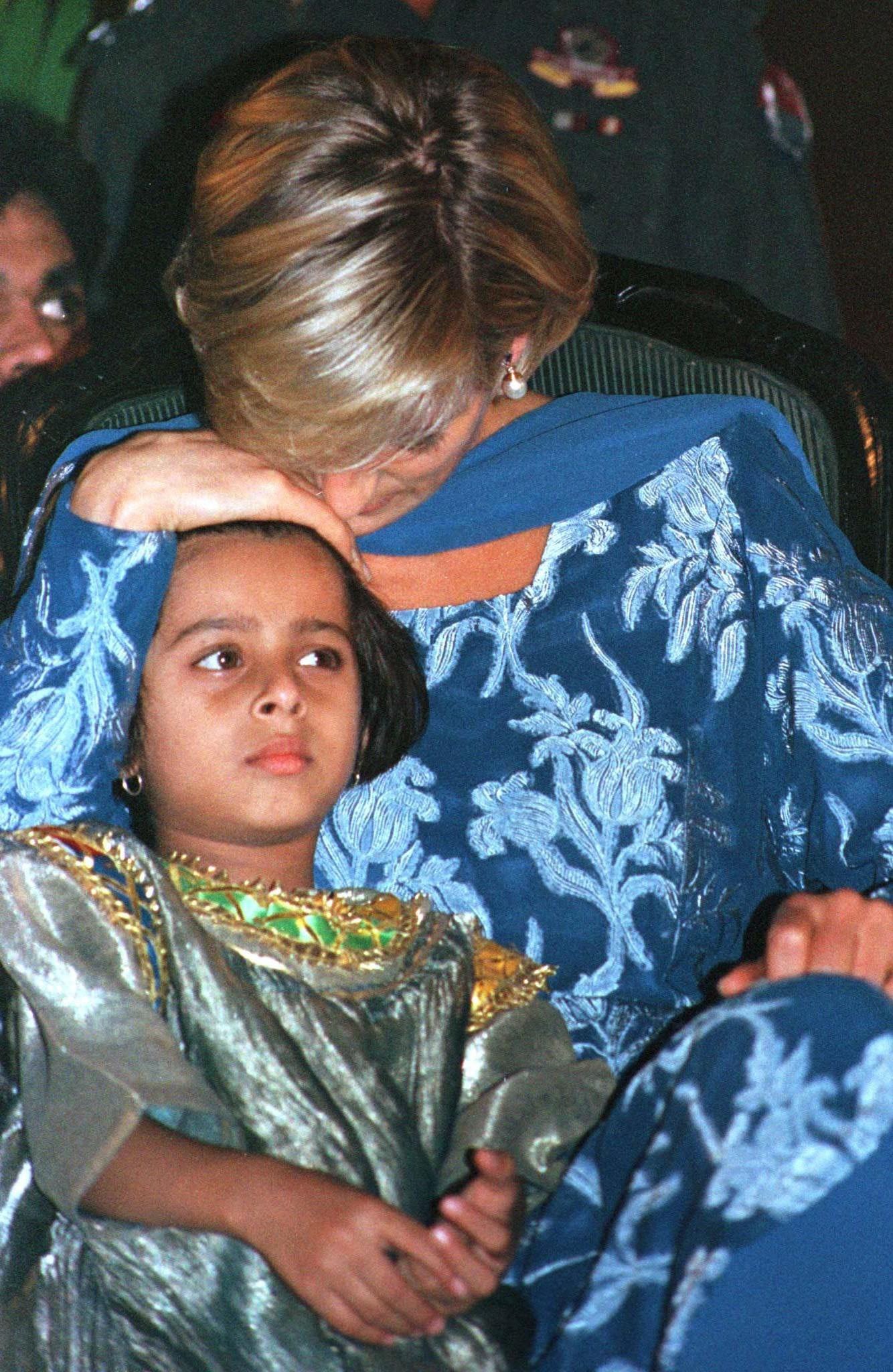 En 1992, durante su estancia en Pakistán, Lady Di apostó por un kurta bordado en el mismo color que el que ha lucido Kate Middleton 27 años después.