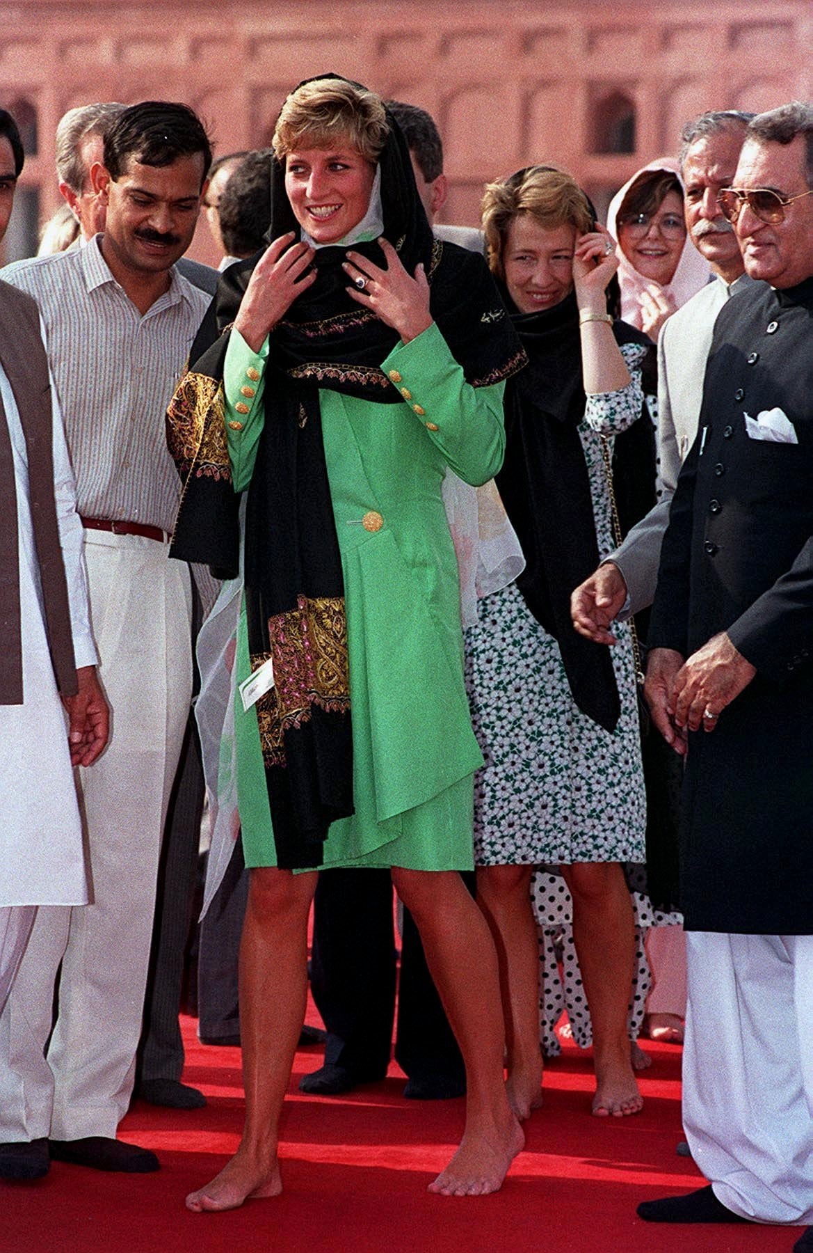 27 años antes, Lady Di lució en Pakistán un vestido verde hierba prácticamente igual al de Kate Middleton.