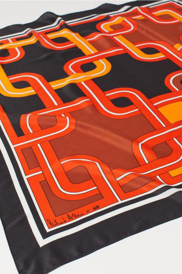 De la colaboración entre Richard Allan y H&M ha surgido este fular cuadrado que une las formas geométricas con colores cálidos como en rojo o el naranja. Cuesta 9,99 euros.