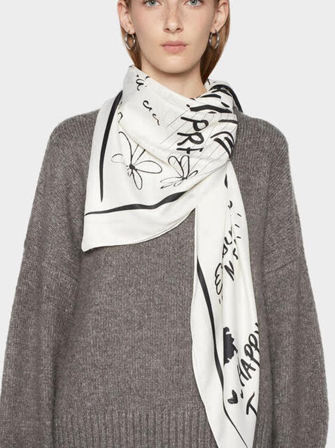 Negro sobre blanco, este pañuelo cuadrado estampado también puede hacer, en su versión extendida, las veces de fular. Es de Parfois y cuesta 19,99 euros.