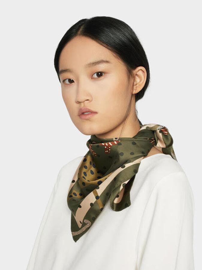 Con el verde caqui como color principal, este pañuelo cuadrado también cuenta con motivos animales y lunares que le aportan un toque de color sin perder un ápice de elegancia. Es de Parfois y cuesta 9,99 euros.