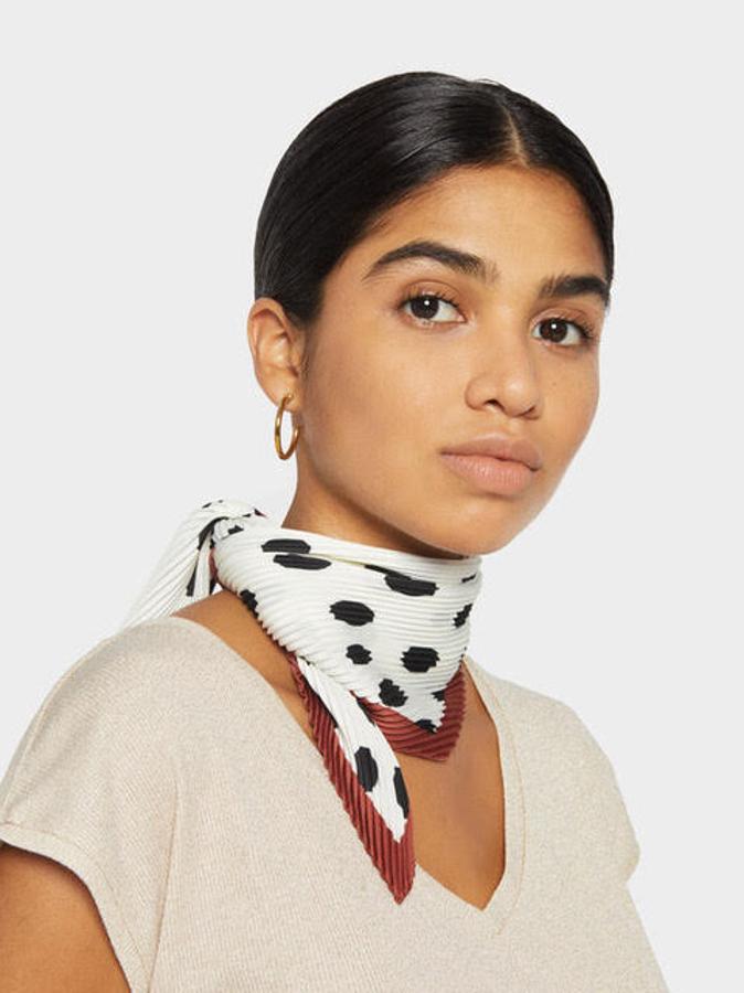 Si al plisado le añades un estampado minimalista y lo enmarcas en un tono cálido, el resultado es este elegante pañuelo de Parfois que solo cuesta 9,99 euros.