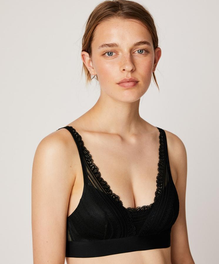 Sujetador de encaje negro de Oysho disponible hasta la talla 100B (16.99 euros).