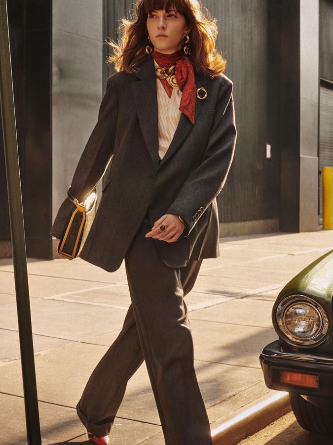 Traje de lana con blazer y pantalón a juego (89,95 euros+59,95 euros); camisa de rayas con lazada (49,95 euros); camisa de encaje rojo con lazada al cuello (39,95 euros); zapato de tacón de piel (89,95 euros); bolso bandolera estampado animal (59,95 euros).