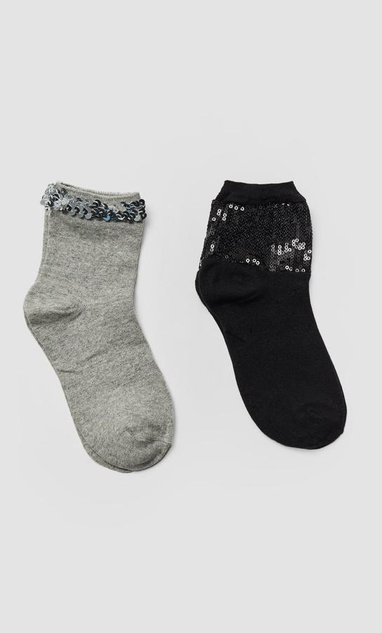 Calcetines con lentejuelas en la costura de Stradivarius (7,99 euros).