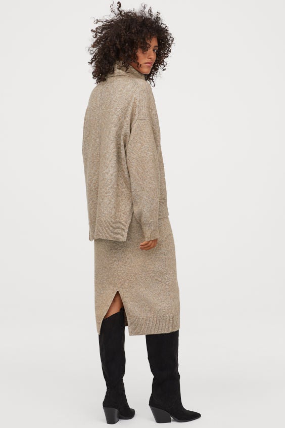 Nada más cómodo y gustoso que este conjunto de punto con aperturas laterales en el jersey (34,99 euros) y trasera en la falda. (29,99 euros). ¡Compraza!