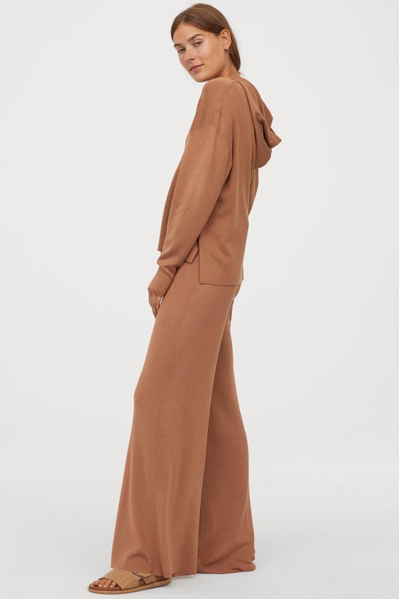 Jersey con capucha y pantalones de pernera ancha en tono teja de H&M. 24,99 euros cada prenda.