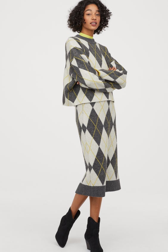 Conjunto con estampado de rombos de la colección PRINGLE OF SCOTLAND X H&M-CONSCIOUS. Jersey: 19,99 euros. Falda tubo: 29,99 euros.