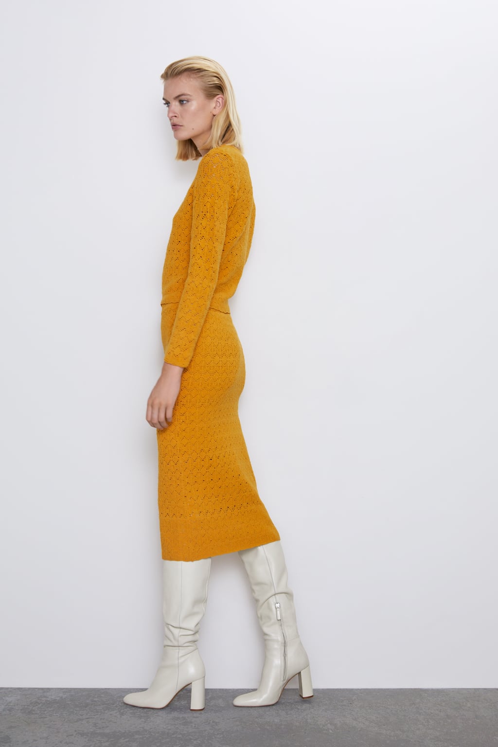 Las botas XXL son una buena opción para combinar con estos conjuntos de punto. Ficha este amarillo con el tejido calado para dar color a tu armario de otoño. Jersey: 19,95 euros. Falda: 22,95 euros.