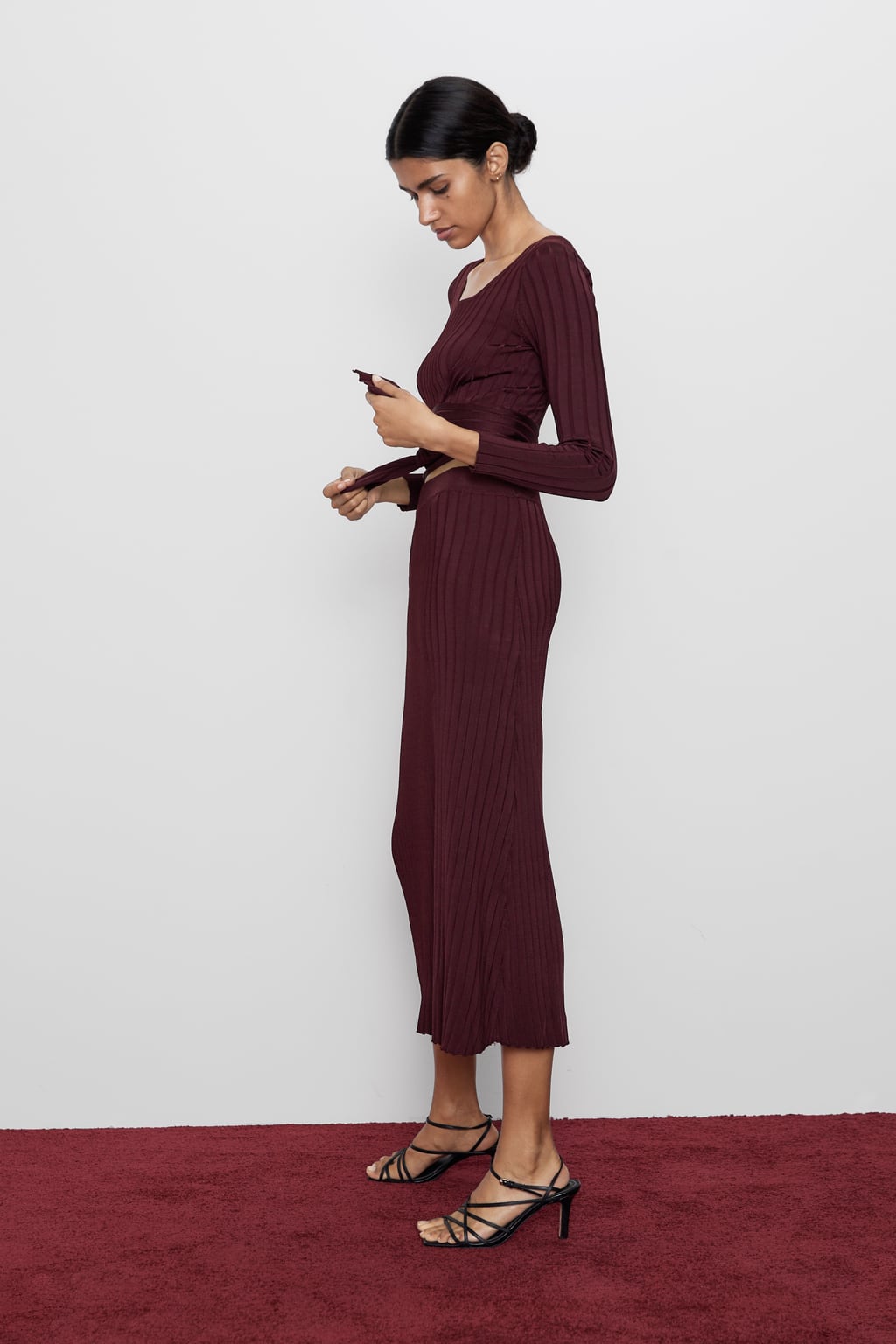 El punto es uno de esos tejidos que se adapta a cualquier figura y si optas por uno fino como este conjunto de Zara en tono burdeos, vas a lucir tipazo este otoño. Top canalé con lazada: 25,95 euros. Falda midi canalé (29,95 euros).