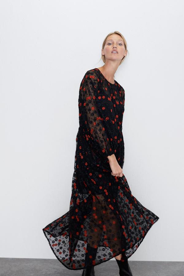 Nos encantaría ver a Marta Ortega durante su embarazo con este vestido de organza bordado de Zara Mum (49.95 euros).