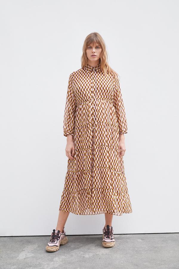 Este vestido de inspiración retro de Zara Mum sería ideal para Marta Ortega (49.95 euros).