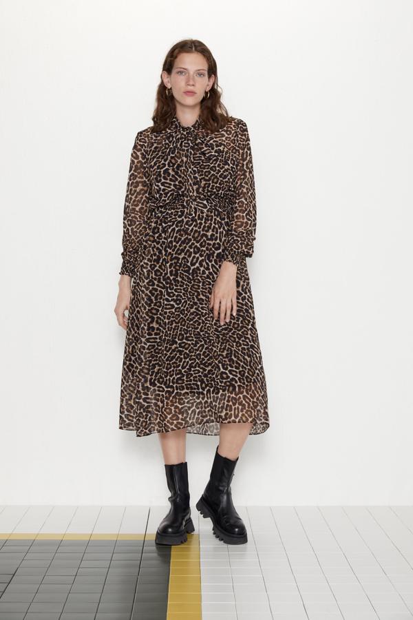 Este vestido premamá de gasa con estampado 'animal print' de Zara Mum cuesta 49.95 euros.