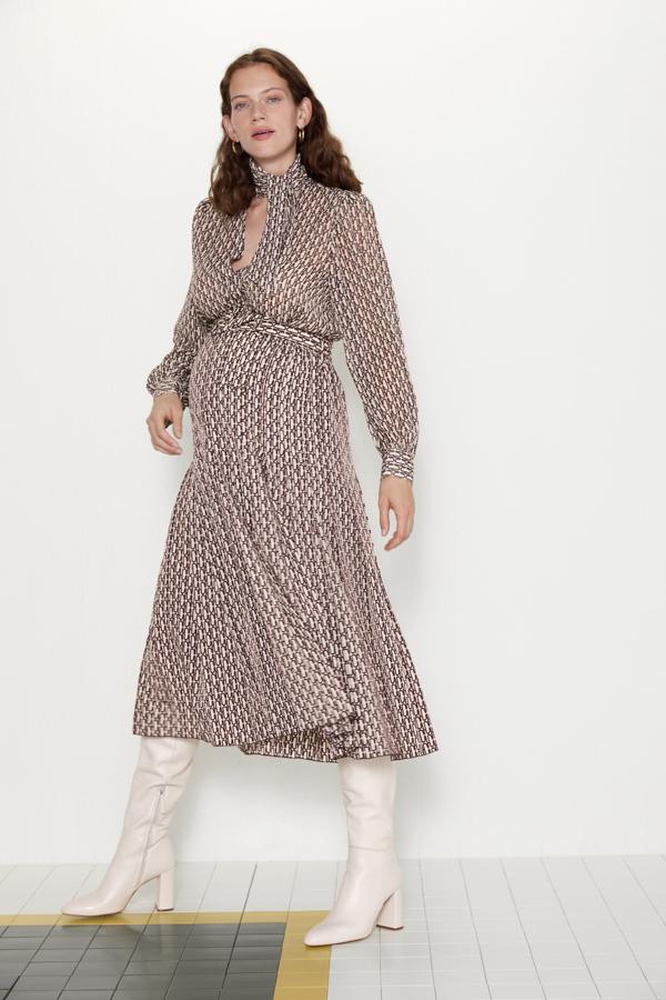 Otro vestido premamá de inspiración retro de Zara Mum que nos encantaría que luciera Marta Ortega durante su embarazo (69.95 euros).