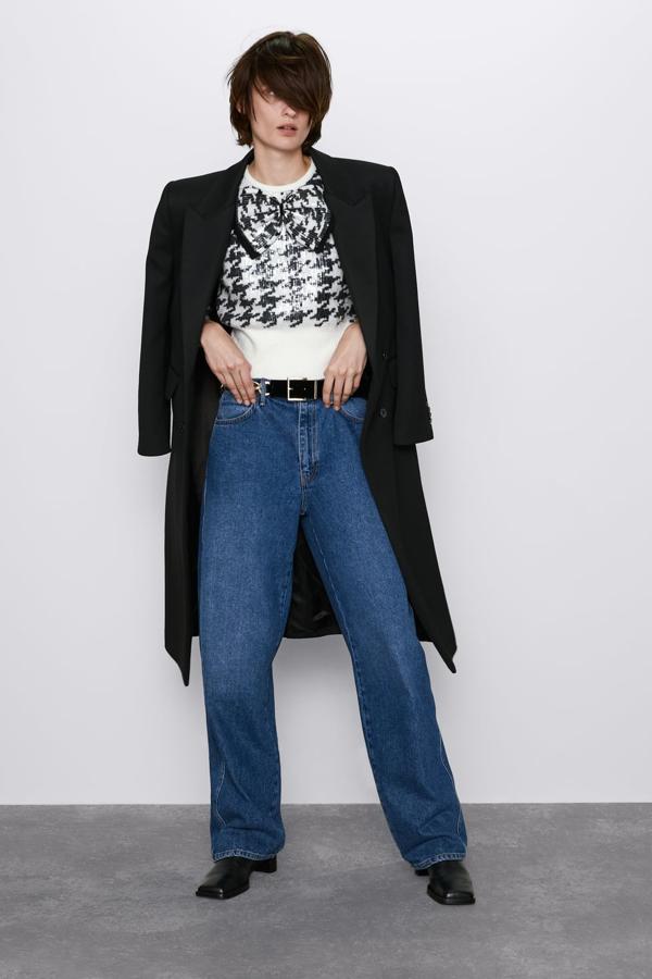 Jersey de punto con cuello redondo, manga larga y un espectacular dibujo de pata de gallo. Lleva lentejuelas bordadas en todo el jersey u un gran lazo en el delantero (Zara, 29,95 euros).