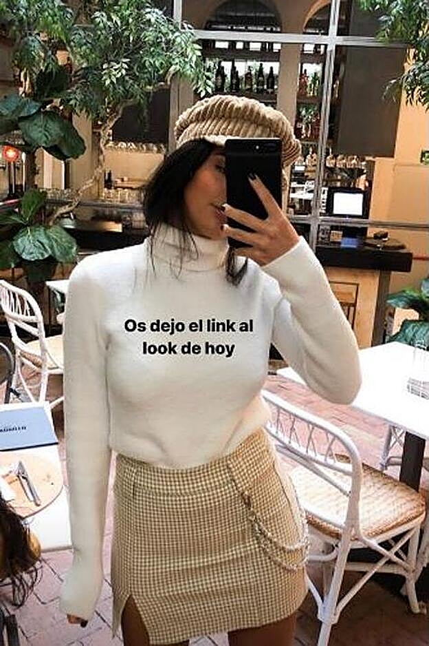 Marta Soriano ha publicado una storie con una falda de pata de gallo en camel y blanco, de Bershka.
