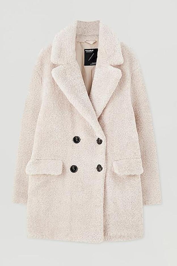 Fantástico abrigo de peluche de Pull&Bear, elegido por Mery Turiel.