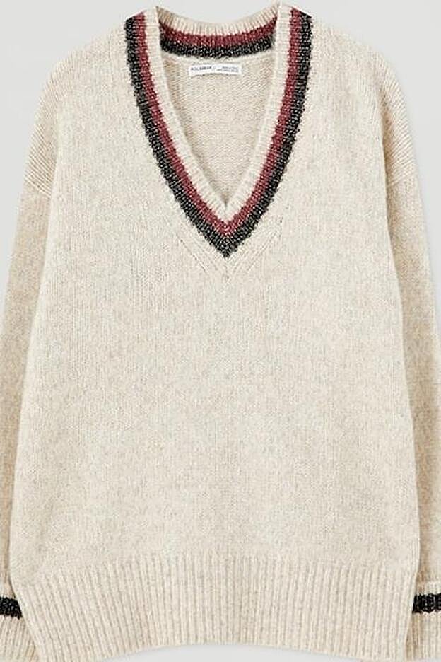 El jersey con cuello de pico de Pull&Bear, en el mismo tono que el abrigo.