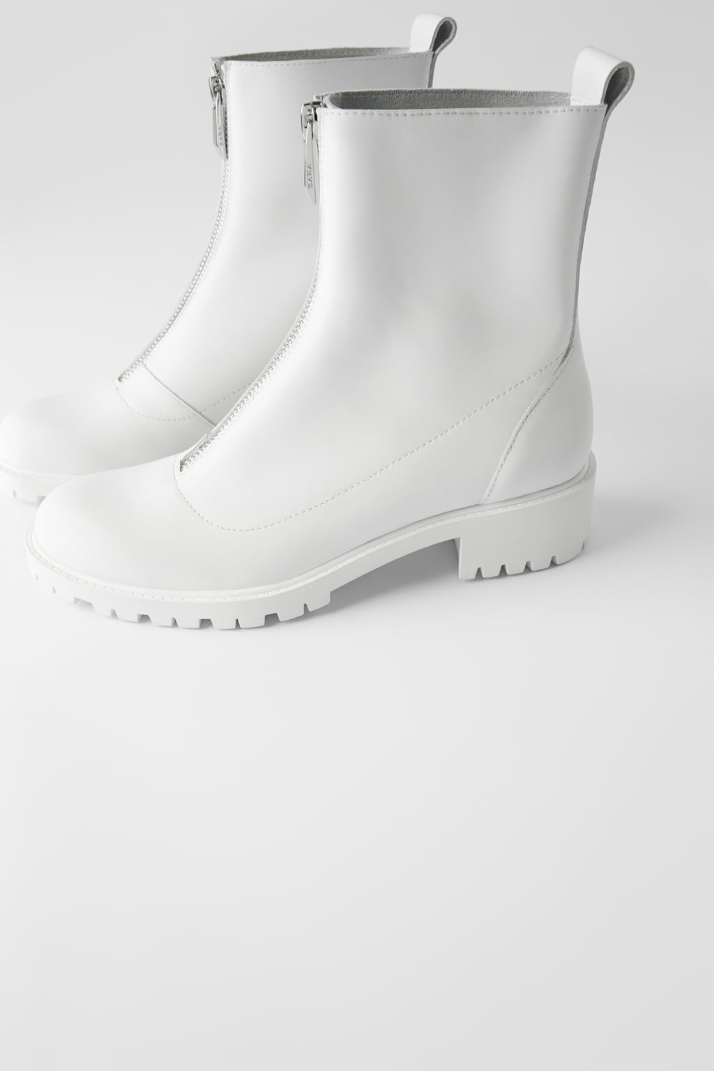 ¿Los botines favoritos de los años 60 con suela track? ¡Nos los quedamos! Estos de Zara son de piel y cuestan 59,95 euros.