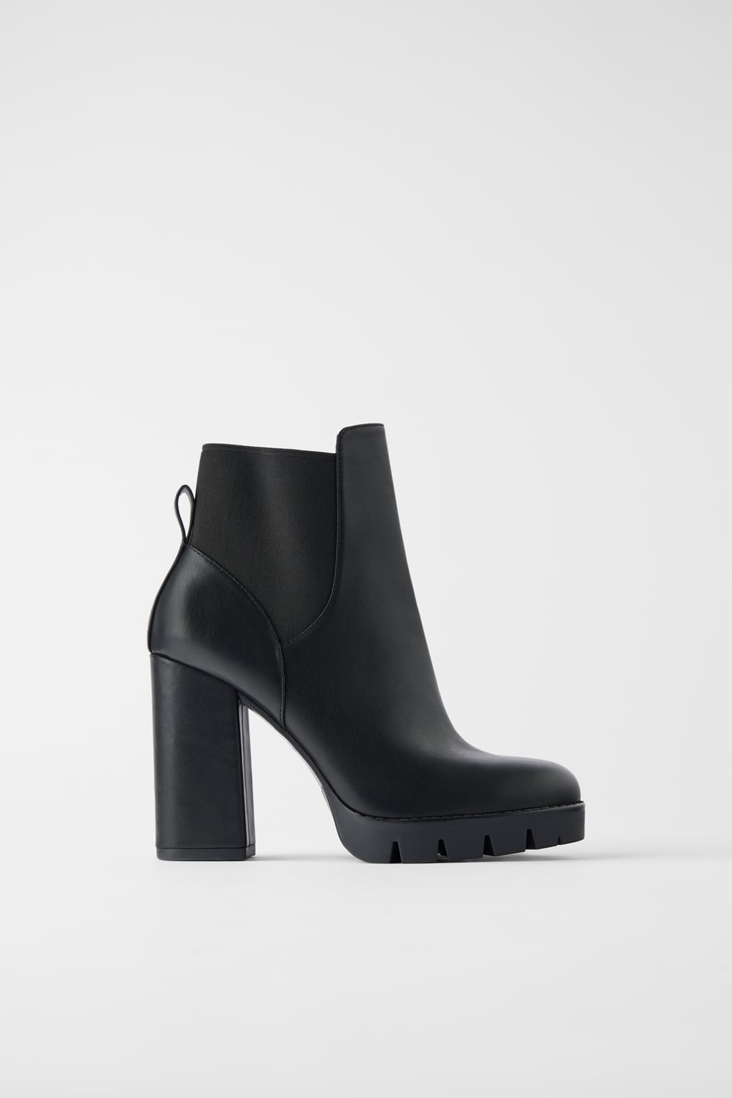 Botín de caña elástica con suela track de 11 centímetros para estar a la altura. (49,95 euros).