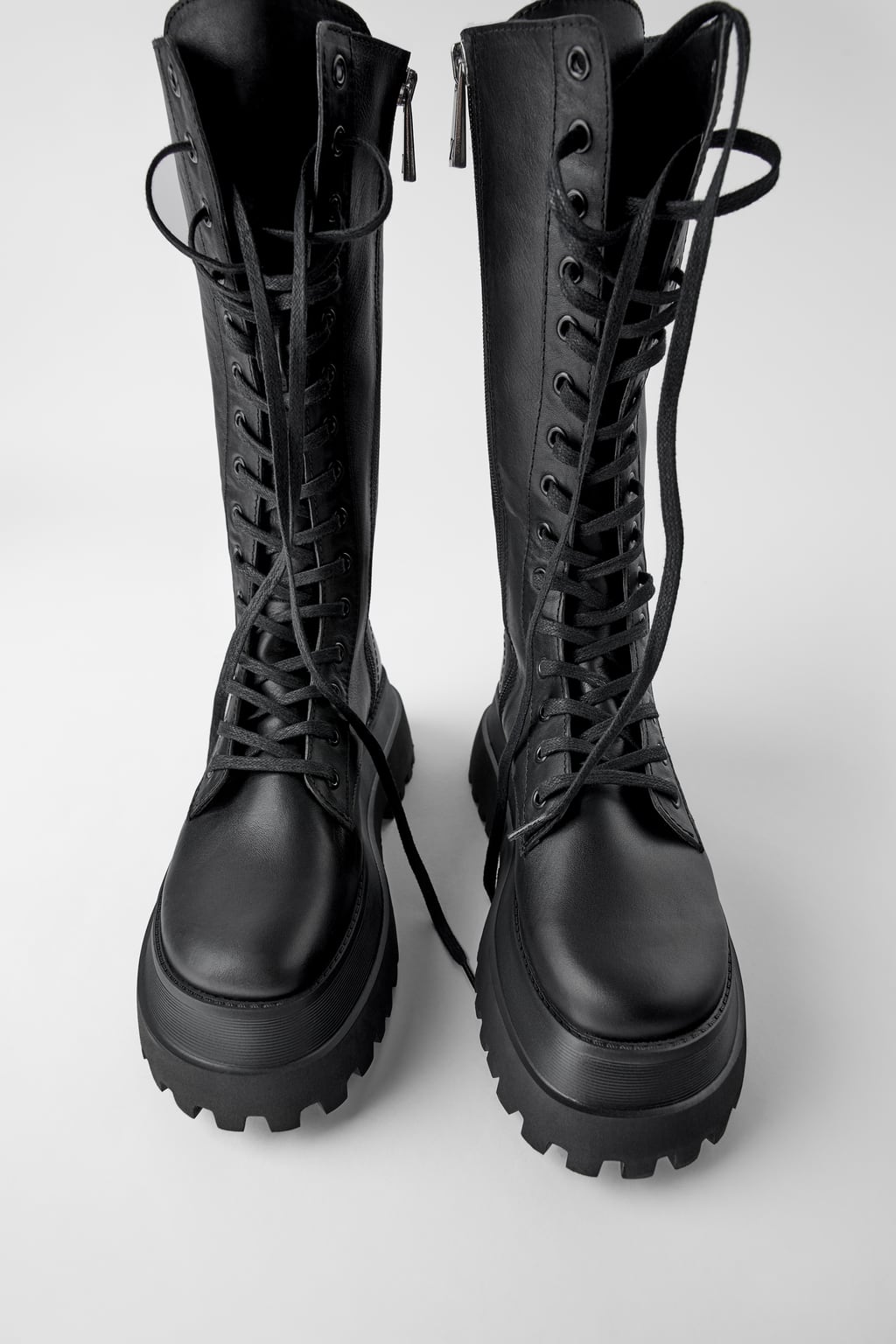 Las botas con cordones estilo militar te van a sorprender de lo bien que sientan. Algunas famosas como Laura Matamoros ya se han hecho con este modelo de piel y nos encanta el resultado. (99,95 euros).